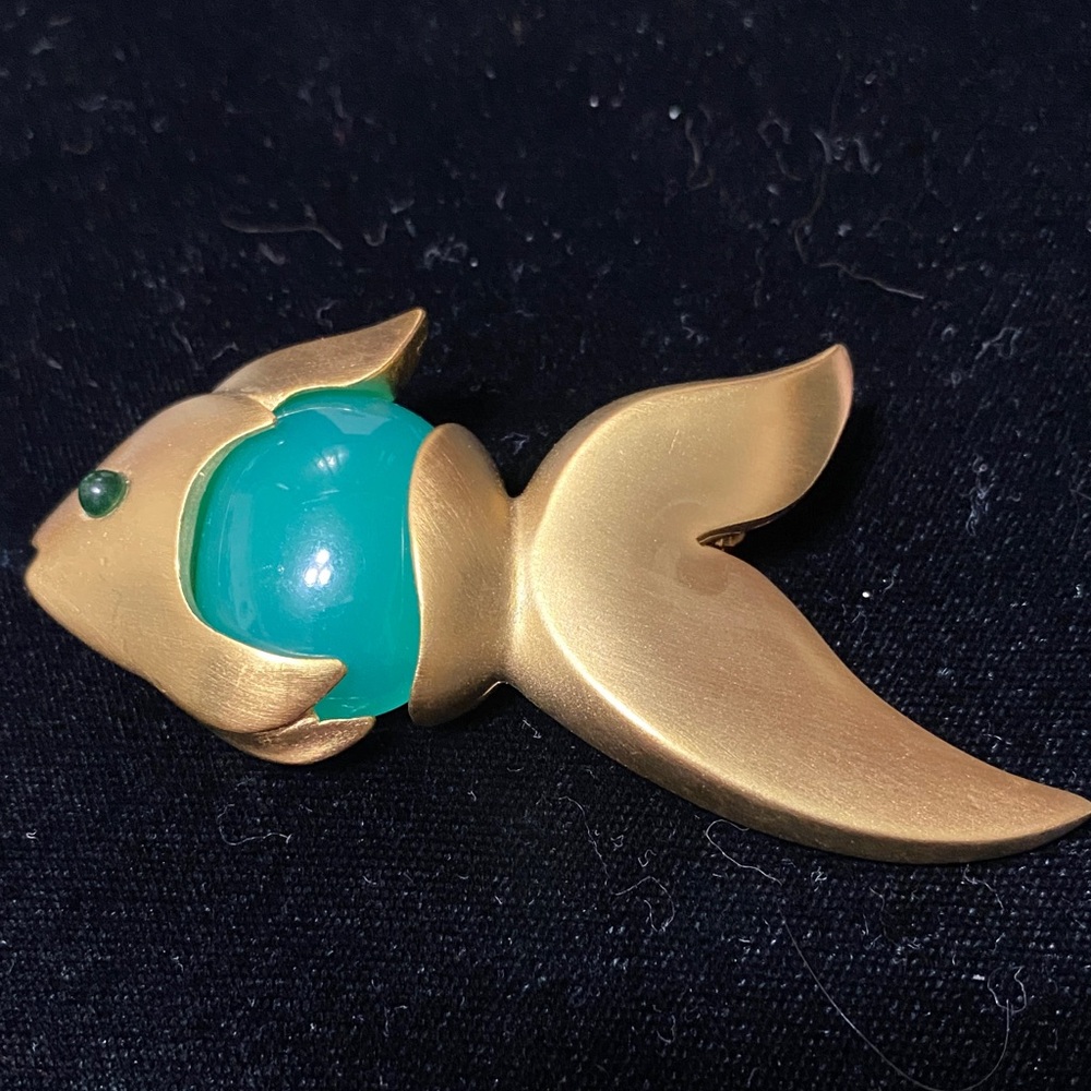 Givenchy vintage Matt gold tone with faux jade belly and eye brooch - Picture 2 of 16